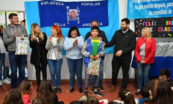 Florencio Varela - Entrega de kits escolares en la Sociedad de Fomento “26 de diciembre”